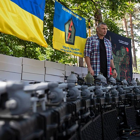 Віталій Кличко: Передав від громади столиці на фронт бійцям 5-ї окремої штурмової Київської бригади ЗСУ іще 900 БпЛА. Зокрема, 8... - КМДА – офіційний канал на we.ua