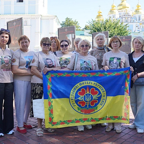 12 серпня на Михайлівській площі у Києві відкрилась фотовиставка «Дні пам’яті героїв Іловайської битви 2014», присвячена пам'яті... - Український інститут національної пам'яті на we.ua