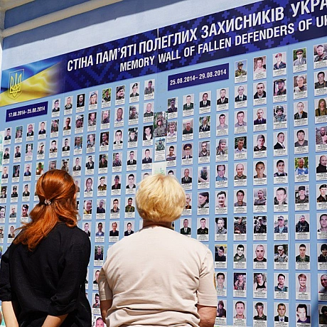 12 серпня на Михайлівській площі у Києві відкрилась фотовиставка «Дні пам’яті героїв Іловайської битви 2014», присвячена пам'яті... - Український інститут національної пам'яті на we.ua