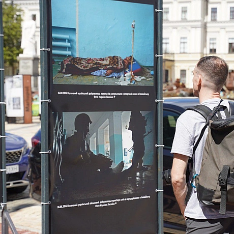 12 серпня на Михайлівській площі у Києві відкрилась фотовиставка «Дні пам’яті героїв Іловайської битви 2014», присвячена пам'яті... - Український інститут національної пам'яті на we.ua
