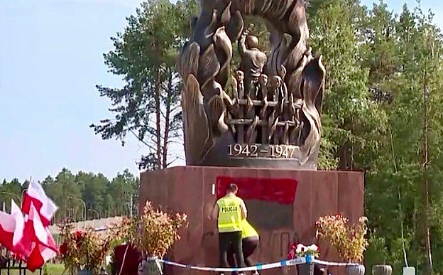 У Польщі затримали 17-річного українця, який написав «Слава УПА» на пам\'ятнику загиблим у Волинській трагедіїЗа словами право... - UkraineNow на we.ua
