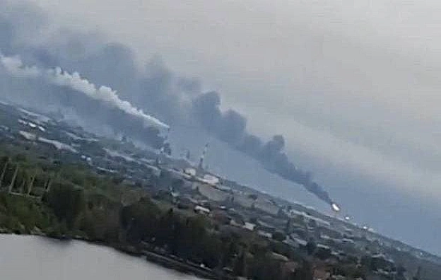 У російській Сизрані дрони атакували нафтопереробний заводТакож повідомляється про атаку на Курськ, там нібито, пошкоджено жит... - UkraineNow на we.ua
