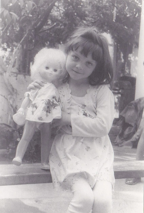 На цій світлині мені шість років, а моє плаття — блакитне і з котиком, а значить, божественої краси — легенько зашито по поясу. ... - Давай займемось текстом on we.ua