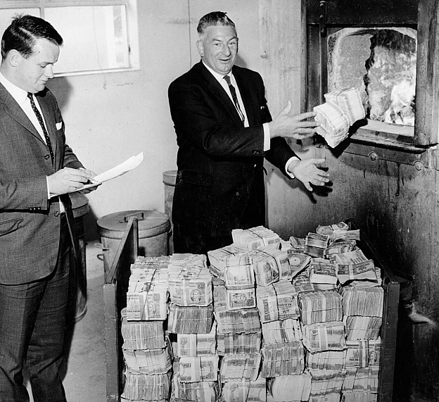 19 липня 1968 року в Новій Зеландії зафіксували символічний момент: співробітник Резервного банку Ерік Валланс спалює стерлінгов... - WAS на we.ua