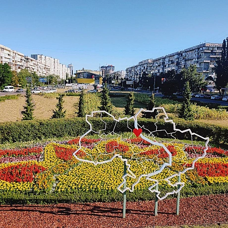 🌸До Дня Незалежності Київ розквітнув у патріотичних барвах🌻🇺🇦До святкування 34-ї річниці Незалежності в усіх районах столиці з... - КМДА – офіційний канал на we.ua