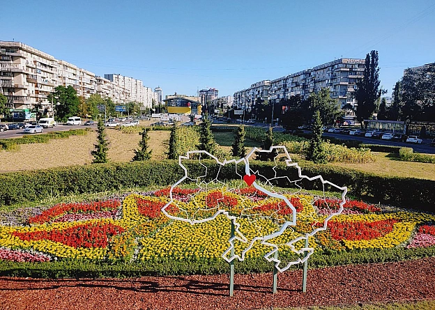 🌸До Дня Незалежності Київ розквітнув у патріотичних барвах🌻🇺🇦До святкування 34-ї річниці Незалежності в усіх районах столиці з... - КМДА – офіційний канал на we.ua