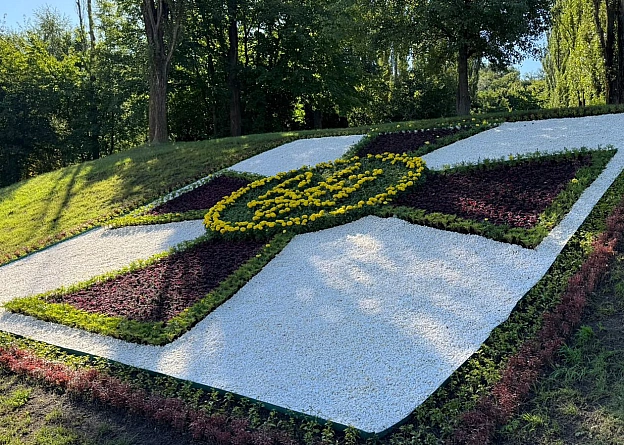 🌸До Дня Незалежності Київ розквітнув у патріотичних барвах🌻🇺🇦До святкування 34-ї річниці Незалежності в усіх районах столиці з... - КМДА – офіційний канал на we.ua