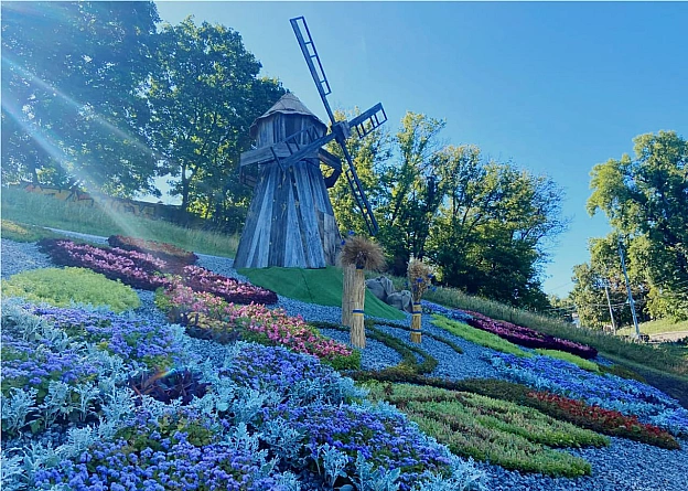 🌸До Дня Незалежності Київ розквітнув у патріотичних барвах🌻🇺🇦До святкування 34-ї річниці Незалежності в усіх районах столиці з... - КМДА – офіційний канал на we.ua