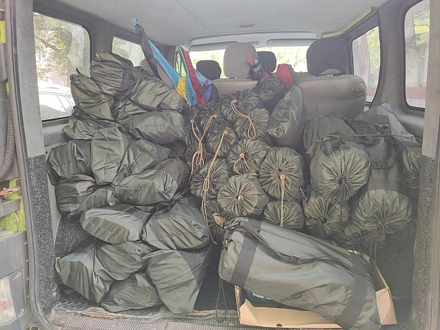 Чергова партія пончо складена акуратно в бусик, який їде на іншу сторону країни. На ту сторону де щодня, щогодини, щосекунди гуд... - GONI Memes на we.ua