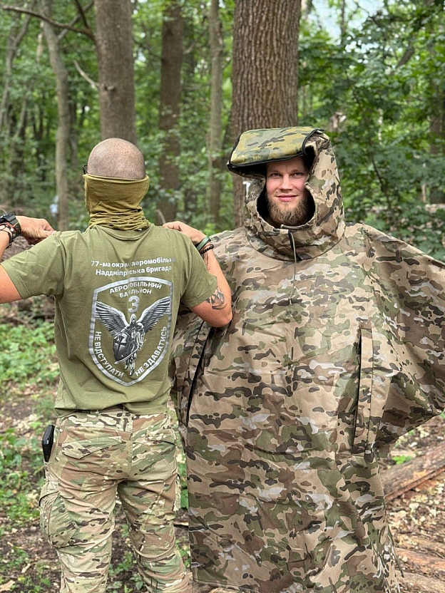 Чергова партія пончо складена акуратно в бусик, який їде на іншу сторону країни. На ту сторону де щодня, щогодини, щосекунди гуд... - GONI Memes на we.ua