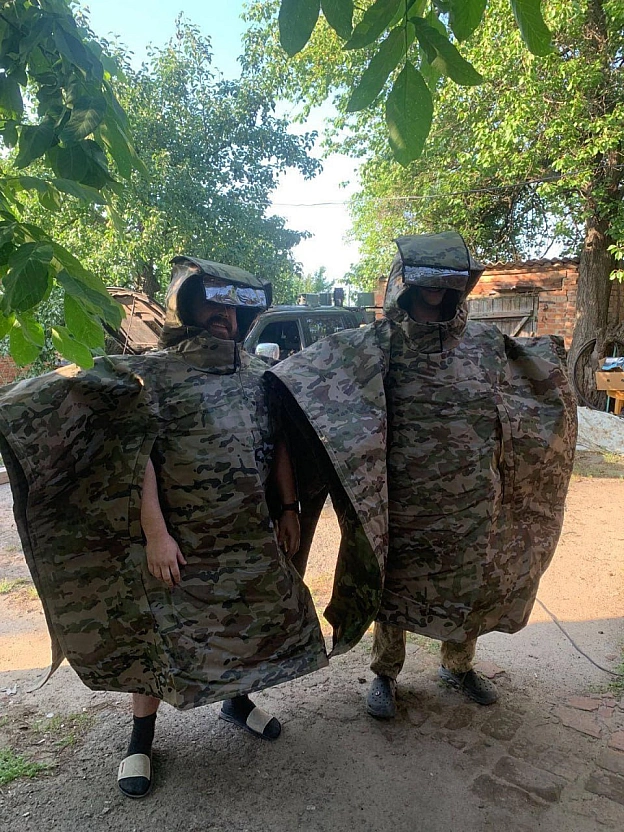 Чергова партія пончо складена акуратно в бусик, який їде на іншу сторону країни. На ту сторону де щодня, щогодини, щосекунди гуд... - GONI Memes на we.ua