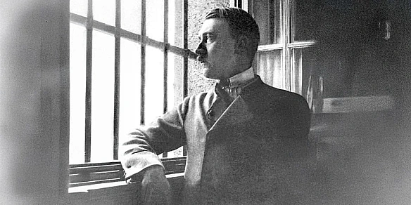 Це Гітлер у тюрмі у 1924 році. 8–9 листопада 1923 року Адольф Гітлер разом із соратниками здійснив спробу державного перевороту ... - WAS на we.ua