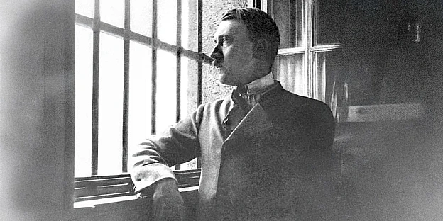 Це Гітлер у тюрмі у 1924 році. 8–9 листопада 1923 року Адольф Гітлер разом із соратниками здійснив спробу державного перевороту ... - WAS на we.ua