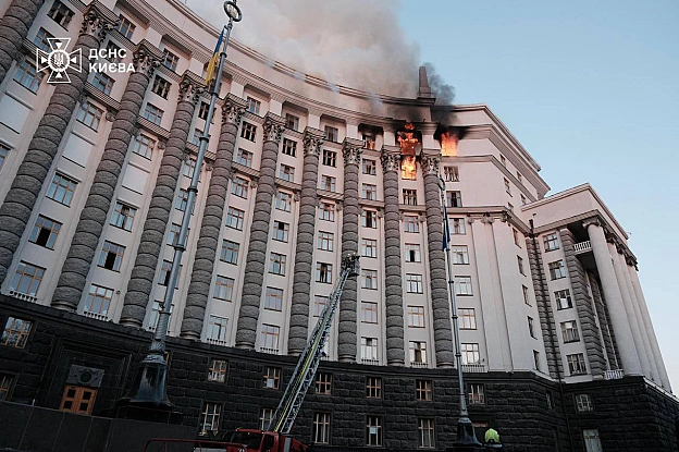 Вперше через ворожу атаку пошкоджена будівля Уряду, дах і верхні поверхи, - Свириденко«Рятувальники гасять пожежу.Будівлі від... - UkraineNow on we.ua