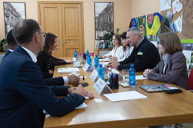 Віталій Кличко: Зустрівся у столичній мерії з представниками компанії Google на чолі з віцепрезиденткою зі взаємодії з органами ... - КМДА – офіційний канал на we.ua