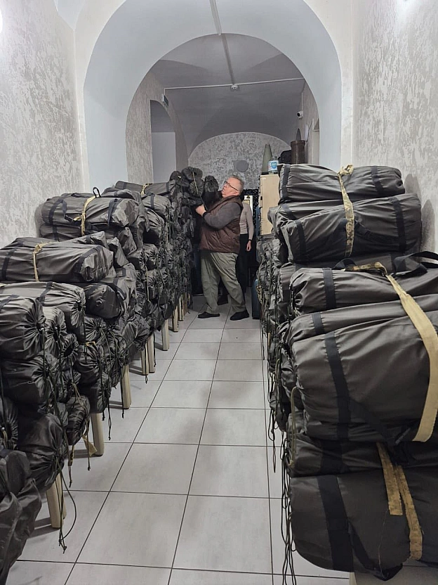 ось так виглядають антитепловійзійні пончі, за годину до загрузки їх в старенький бусик, який готовий їхати сотні і сотні кіломе... - GONI Memes на we.ua