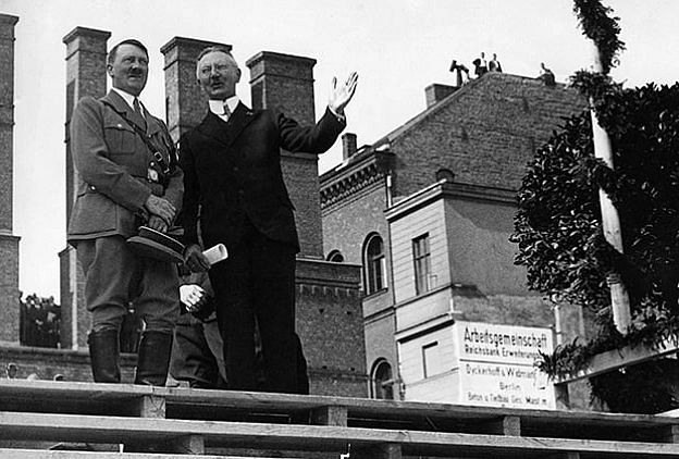 На фото поруч з Гітлером - Ялмар Шахт. У 1933 році він, колишній президент Рейхсбанку, зблизився з фюрером і став головним архіт... - WAS на we.ua