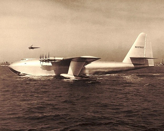 2 листопада 1947 року свій єдиний політ здійснив літак Hughes H-4 Hercules. Він піднявся на висоту 21 м над гаванню Лос-Анджелес... - WAS на we.ua