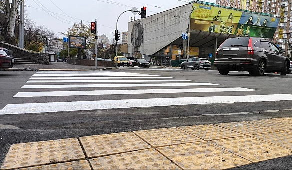 🚸Біля кінотеатру 