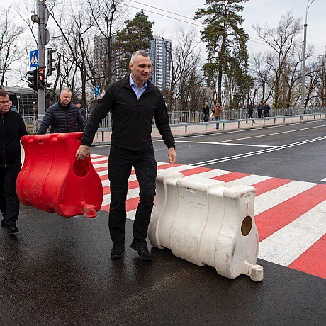 Віталій Кличко: Відкрили рух транспорту та пішоходів оновленим шляхопроводом поблизу метро 