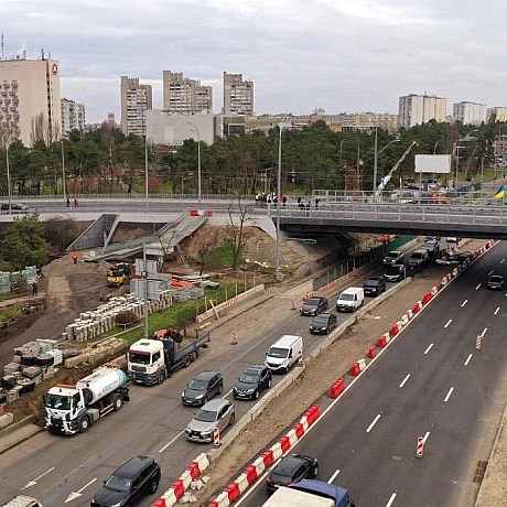 Віталій Кличко: Відкрили рух транспорту та пішоходів оновленим шляхопроводом поблизу метро 