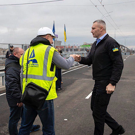 Віталій Кличко: Відкрили рух транспорту та пішоходів оновленим шляхопроводом поблизу метро 