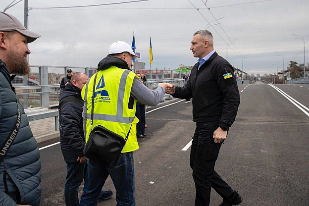 Віталій Кличко: Відкрили рух транспорту та пішоходів оновленим шляхопроводом поблизу метро 