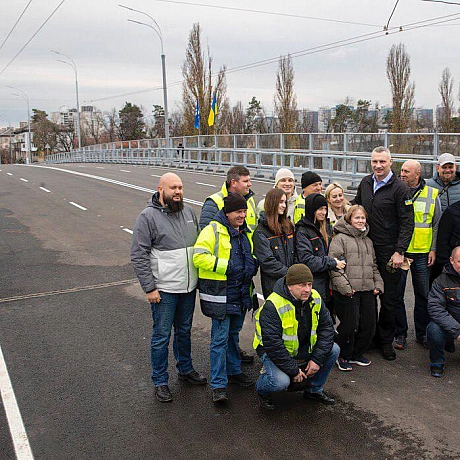 Віталій Кличко: Відкрили рух транспорту та пішоходів оновленим шляхопроводом поблизу метро 