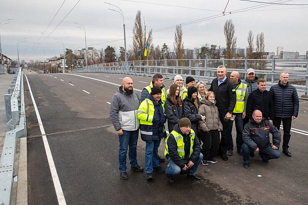 Віталій Кличко: Відкрили рух транспорту та пішоходів оновленим шляхопроводом поблизу метро 