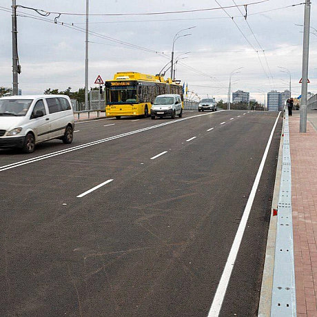 Віталій Кличко: Відкрили рух транспорту та пішоходів оновленим шляхопроводом поблизу метро 