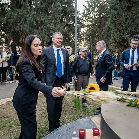 ГОЛОС ІСТОРІЇ УКРАЇНИ В ЄРУСАЛИМІ: В ІЗРАЇЛІ ВІДКРИЛИ ПАМ’ЯТНИК ГОЛОДОМОРУВ Єрусалимі відкрили перший в Ізраїлі пам’ятник жерт... - Український інститут національної пам'яті on we.ua