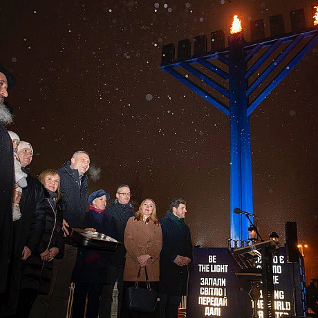 Віталій Кличко: Взяв участь у публічній церемонії запалювання першої свічки на Ханукії, традиційно встановленій на Майдані Незал... - КМДА – офіційний канал on we.ua