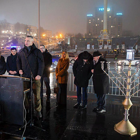 Віталій Кличко: Взяв участь у публічній церемонії запалювання першої свічки на Ханукії, традиційно встановленій на Майдані Незал... - КМДА – офіційний канал on we.ua