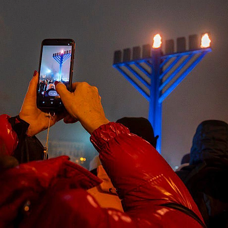 Віталій Кличко: Взяв участь у публічній церемонії запалювання першої свічки на Ханукії, традиційно встановленій на Майдані Незал... - КМДА – офіційний канал on we.ua