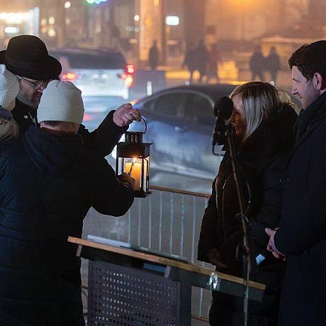 Віталій Кличко: Взяв участь у публічній церемонії запалювання першої свічки на Ханукії, традиційно встановленій на Майдані Незал... - КМДА – офіційний канал on we.ua