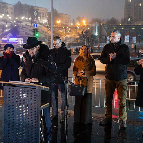 Віталій Кличко: Взяв участь у публічній церемонії запалювання першої свічки на Ханукії, традиційно встановленій на Майдані Незал... - КМДА – офіційний канал on we.ua