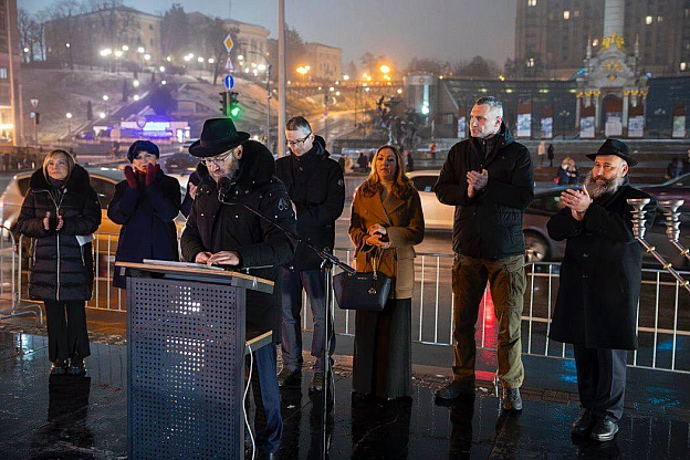 Віталій Кличко: Взяв участь у публічній церемонії запалювання першої свічки на Ханукії, традиційно встановленій на Майдані Незал... - КМДА – офіційний канал на we.ua