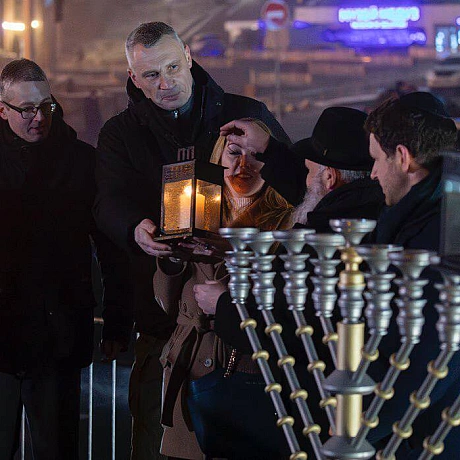 Віталій Кличко: Взяв участь у публічній церемонії запалювання першої свічки на Ханукії, традиційно встановленій на Майдані Незал... - КМДА – офіційний канал on we.ua