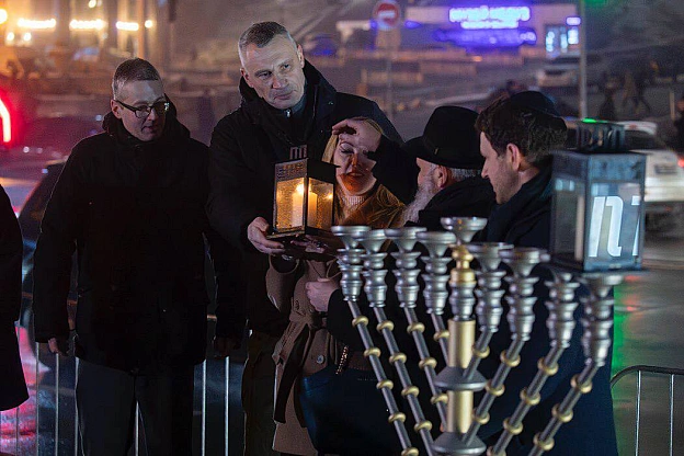 Віталій Кличко: Взяв участь у публічній церемонії запалювання першої свічки на Ханукії, традиційно встановленій на Майдані Незал... - КМДА – офіційний канал на we.ua