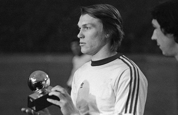 30 грудня 1975 року вийшов новорічний номер журналу France Football, у якому було оголошено результати голосування за найкращого... - WAS на we.ua