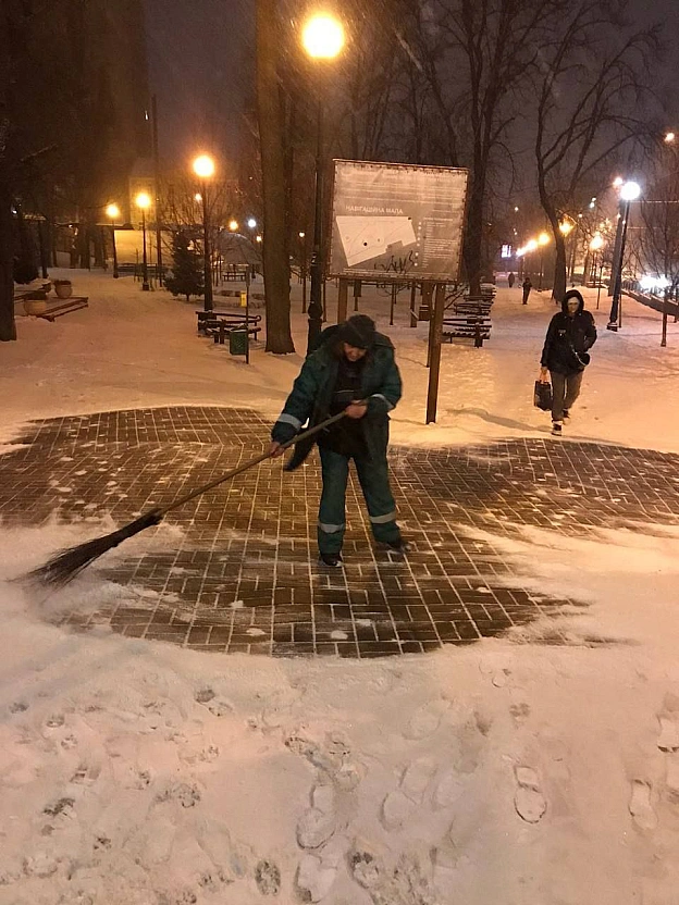 ❄️У столиці засніжило: з ночі 264 одиниці спецтехніки 