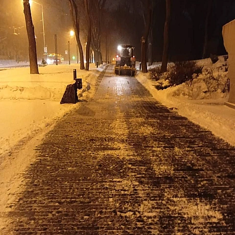 ❄️У столиці засніжило: з ночі 264 одиниці спецтехніки 