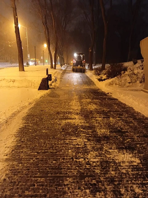 ❄️У столиці засніжило: з ночі 264 одиниці спецтехніки 