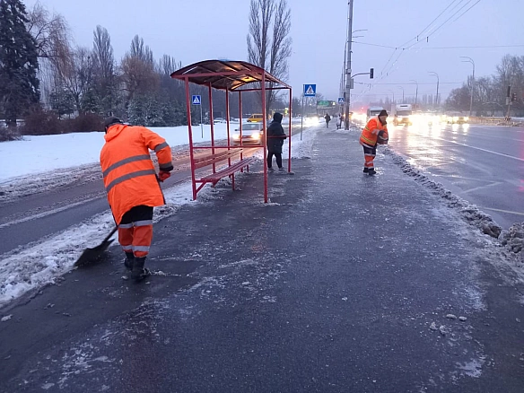 ❄️У столиці триває протиожеледна обробка та розчищення доріг і тротуарів від снігу: задіяні 289 одиниць спецтехніки 