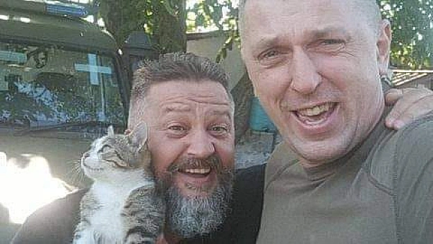 Це Юра і коти. Я навмисне пройшовся фотками і вибрав фото його особистого ретриту. Ретриру в умовах життя бойового медика, що з ... - GONI Memes на we.ua