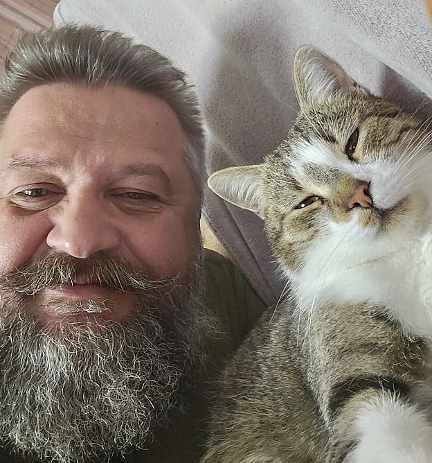 Це Юра і коти. Я навмисне пройшовся фотками і вибрав фото його особистого ретриту. Ретриру в умовах життя бойового медика, що з ... - GONI Memes на we.ua
