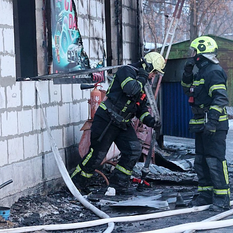 Чергова атака на столицю.Уламки збитих ракет перетворили звичайне СТО на купу металобрухту. Тут не було військових об’єктів — л... - Репортер інформує на we.ua
