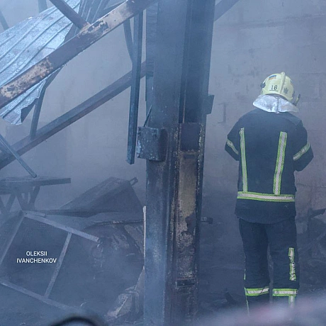 Чергова атака на столицю.Уламки збитих ракет перетворили звичайне СТО на купу металобрухту. Тут не було військових об’єктів — л... - Репортер інформує на we.ua