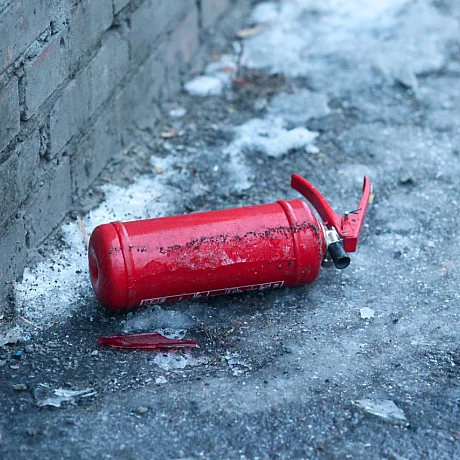 Чергова атака на столицю.Уламки збитих ракет перетворили звичайне СТО на купу металобрухту. Тут не було військових об’єктів — л... - Репортер інформує на we.ua