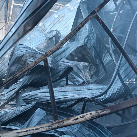 Чергова атака на столицю.Уламки збитих ракет перетворили звичайне СТО на купу металобрухту. Тут не було військових об’єктів — л... - Репортер інформує на we.ua